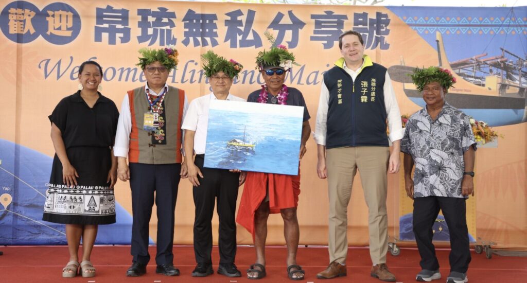 圖6-海委會副主任委員吳欣修(左3)致贈無私分享號海上航行油畫予船長(右3)，並與原民會副