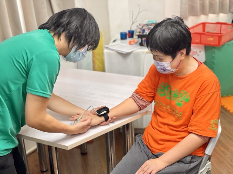 天鵝堡運用穿戴式裝置監測憨兒心率、血氧，強化健康管理機制。