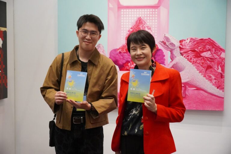 會後圖片_ 文化部藝術發展司司長周惠菁（右）與「潛龍特展」藝術家葉哲瑀合影（圖片提供_大苑藝術）