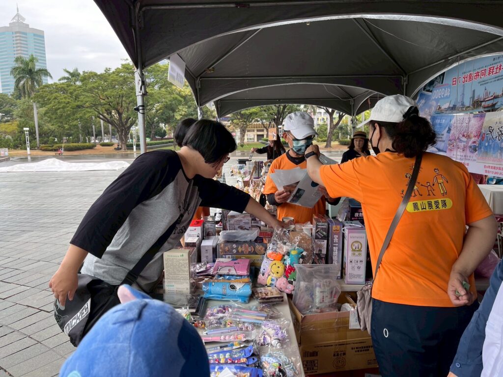 民眾參與無窮世代義賣挖寶同時做公益。_0