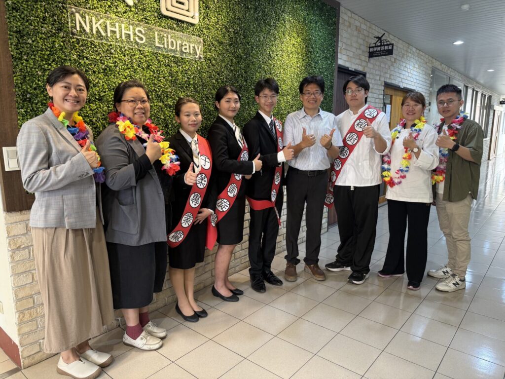 由左至右為指導老師陳孟汝及吳欣怡第二名黎于葇第三名黃韻第一名洪愷璞中間為校長陳_0