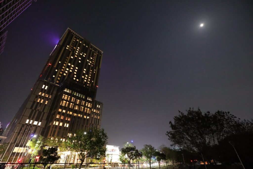 高雄萬豪酒店將於3月28日晚間8時30分至9時30分關閉建築物外牆景觀裝飾燈光共7704 組燈泡(_0