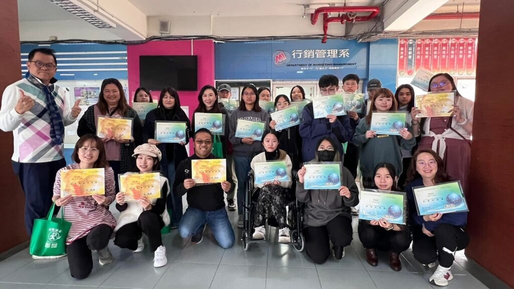 03：班上張怡婷同學(後排右一)在二專加二技期間，共考取九張專業證照，橫跨旅遊、行銷