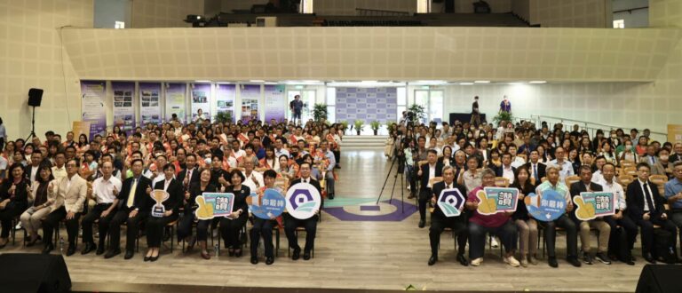 1150427 園管局115年五一勞動節表揚大會氣氛熱絡，現場全體合影。
