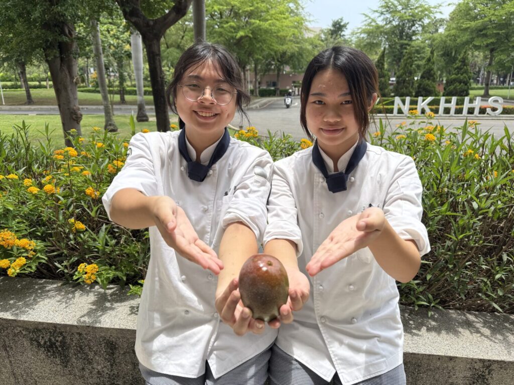「果乾組」由李心語(右一)、吳翎瑄(左一）推動低碳飲食與食農教育理念_0