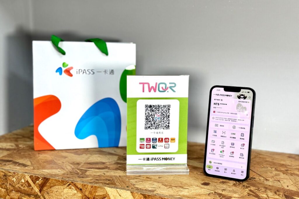 圖2_配合「TWQR Inbound服務」上線，iPASS一卡通率先在高雄兩大指標性觀光亮點「六合夜市」_