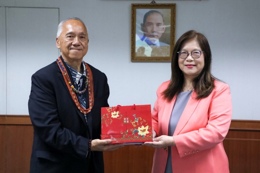 圖3管主委致贈夏威夷卡美哈梅哈學校執行文化長Dr. Randie Kamuela Fong蘭迪．卡穆埃拉．方博_0