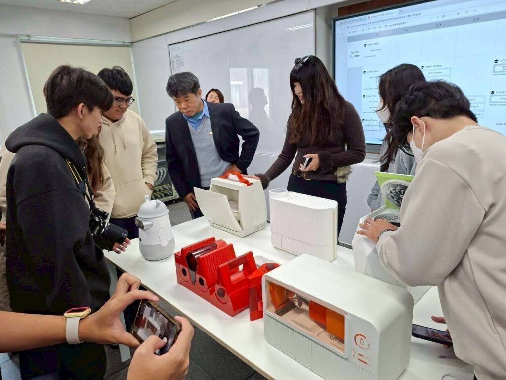 圖說三：樹科大產設系劉念德主任(左三)與學生一同觀賞數位工業設計系學生設計成果。