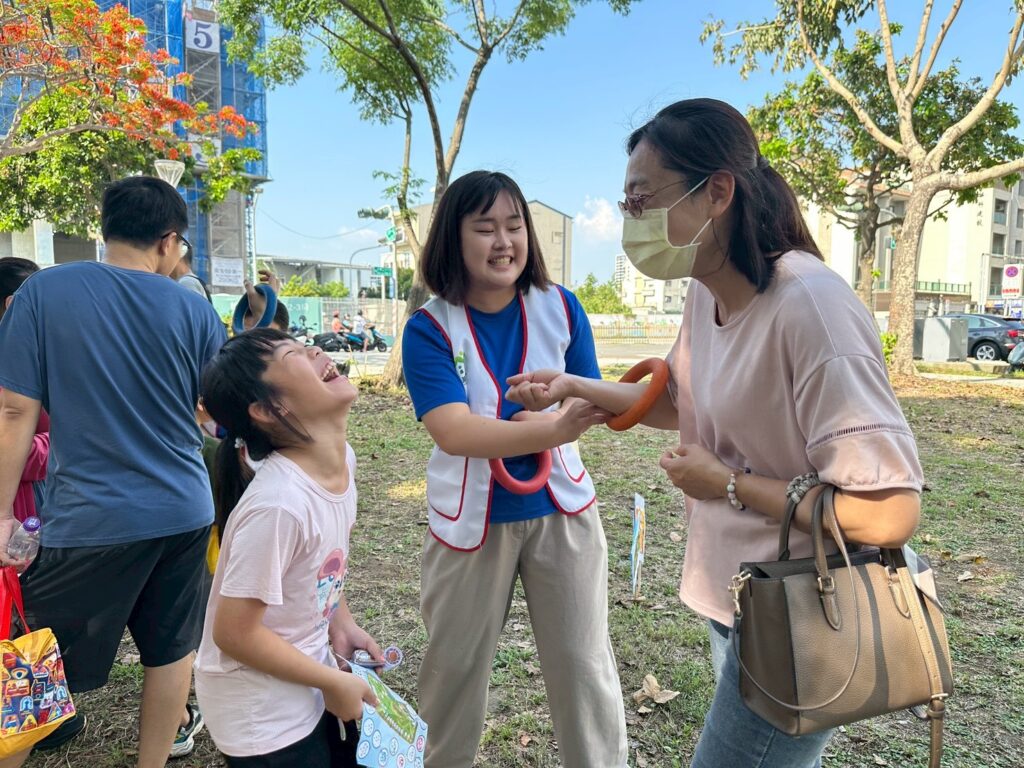 親子參與北高雄家扶兒保宣導活動，玩得不亦樂乎。_0
