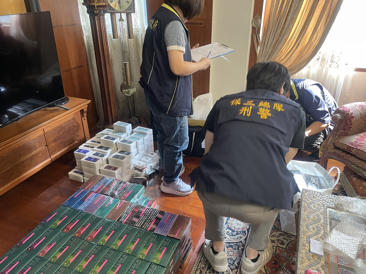 螞蟻搬家囤百萬私菸 保三總隊破獲行李走私加熱菸案,查獲5千包加熱菸 螞蟻搬家囤百萬私菸 保三總隊破獲行李走私加熱菸案,查獲5千包加熱菸