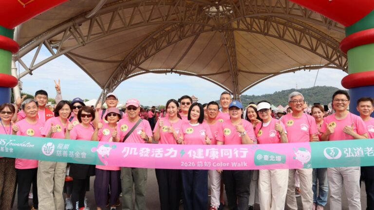 07弘道老人福利基金會提供-健走大使苗可麗與高齡長輩、貴賓起走合照