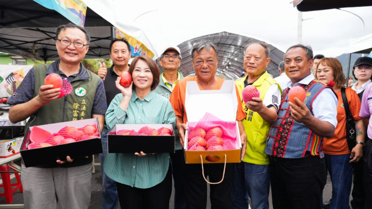 20260531-1屏東縣長周春米(前排左二)與立法委員徐富癸(前排左)蒞臨2026枋山愛文芒果節力挺_0