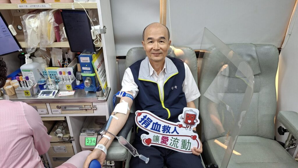 台電南區施工處副處長黃添輝今（11）日親自參與愛心捐血活動，率先捐出熱血。他表示，