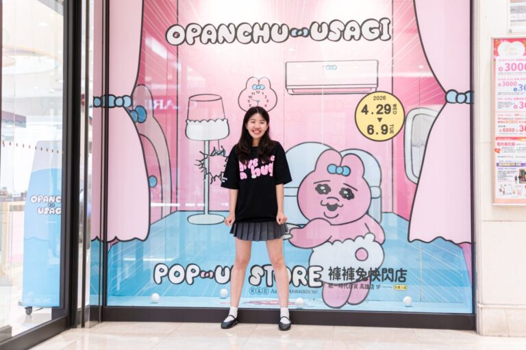 從店內各個角落到店外的玻璃櫥窗，皆取材自漫畫中的經典倒楣日常，讓粉絲彷彿走進褲褲兔的生活裡。（圖／夢時代提供）