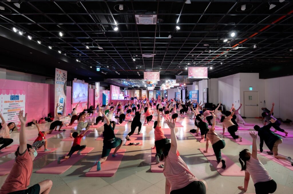 此次共規劃6大主題課程，包含粉紅瑜珈、Funky_Dance、BODYCOMBAT，以及粉紅ZUMBA、派對有氧與修復伸展。5月14日及5月21日起分階段開放報名。（圖／夢時代提供）