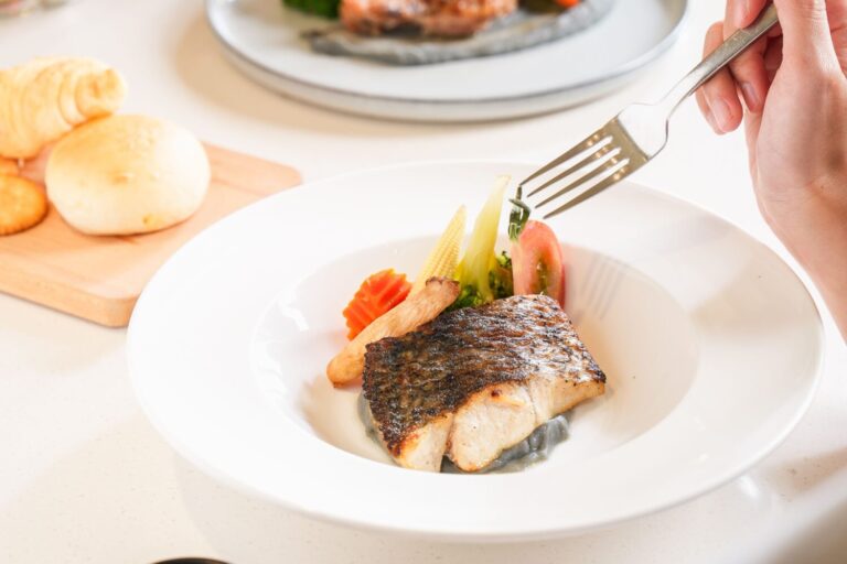 【新聞照4-1】Cozzi THE Roof餐廳於7月1日至8月31日推出「暑期餐飲優惠」，凡午餐或晚餐時段_