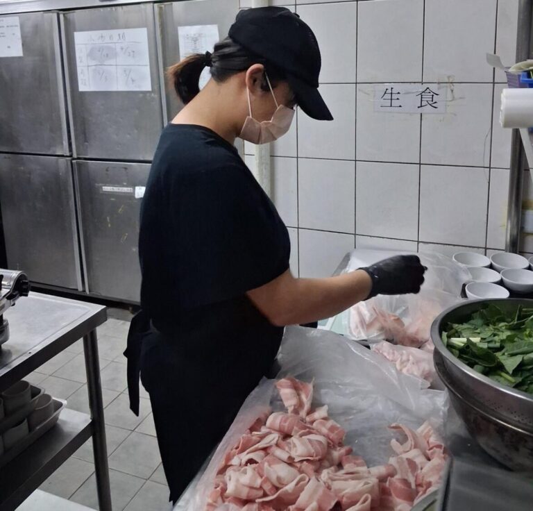 小靜透過輔具協助及工作夥伴指導，逐漸熟悉工作流程
