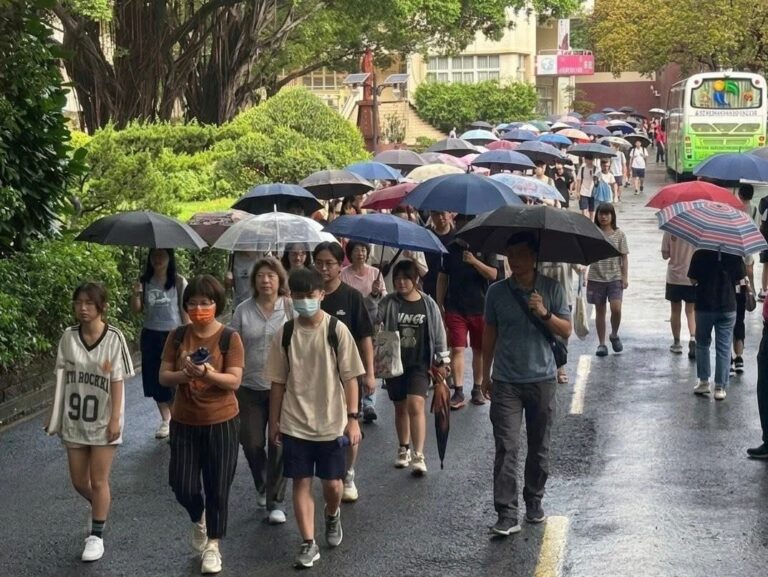 新生及家長風雨無阻到校參加說明會_0