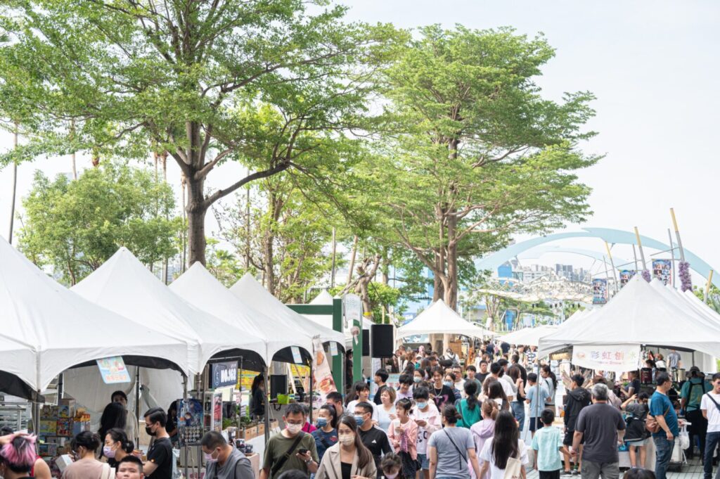 活動期間亦同步舉辦端午特色市集，集結特色美食、文創選物及手作商品，民眾在參與活動之餘也能盡情逛街尋寶，好吃又好玩。（圖／夢時代提供）
