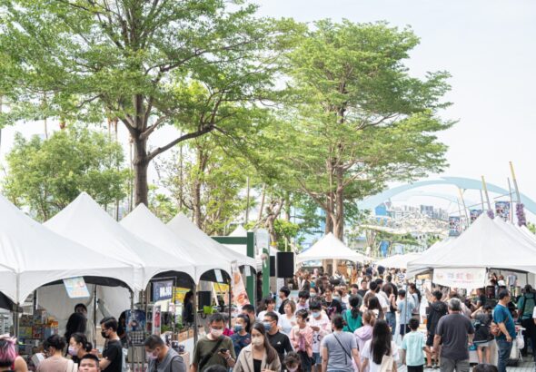 活動期間亦同步舉辦端午特色市集，集結特色美食、文創選物及手作商品，民眾在參與活動之餘也能盡情逛街尋寶，好吃又好玩。（圖／夢時代提供）