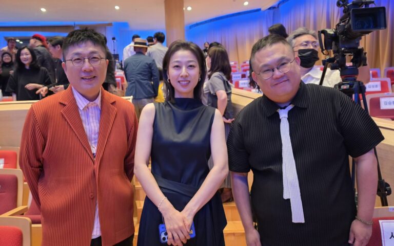 01-《陽光女子合唱團》編劇呂安弦（左1）、導演林孝謙（左3）相隔10年重返富川影展！驚喜巧遇《鐵拳教育》朴智妍（中） (圖_ 好時光娛樂 提供）