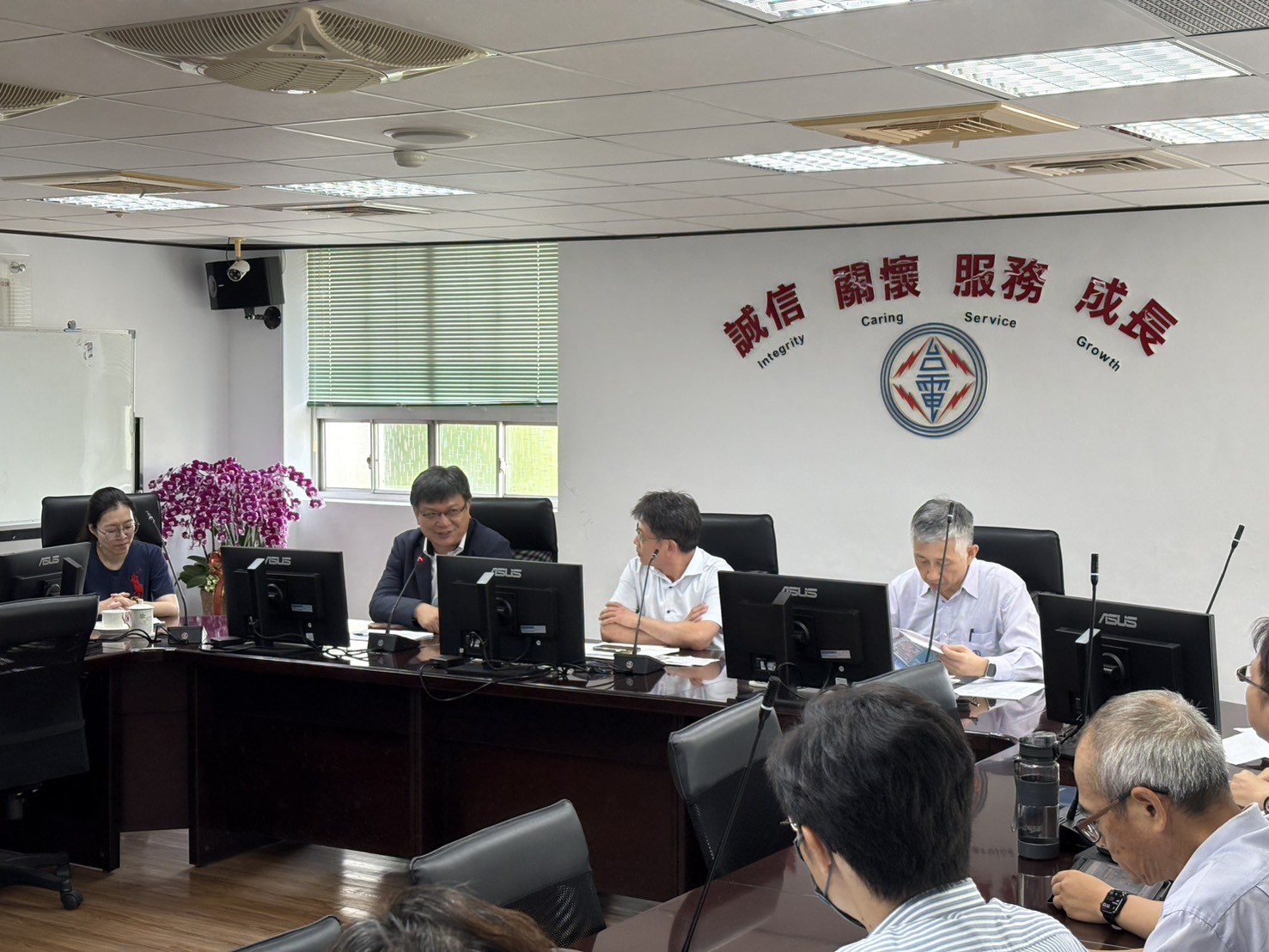 紅霞颱風掠過外海 台電高雄區處全力戒備防颱 請民眾多利用網路通報查詢停復電資訊 紅霞颱風掠過外海 台電高雄區處全力戒備防颱 請民眾多利用網路通報查詢停復電資訊