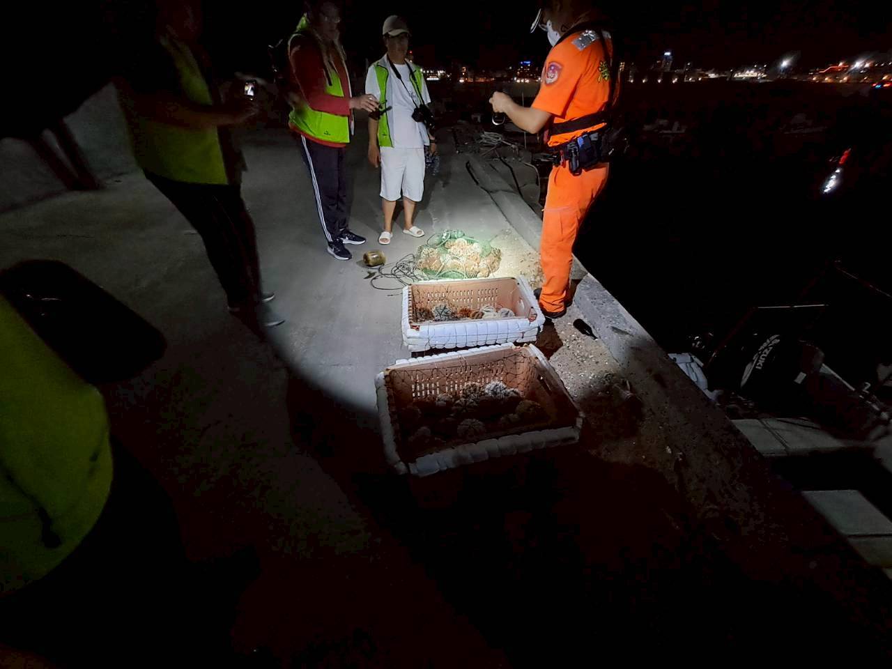 海保署攜手澎湖區漁會 成功查獲違法採捕馬糞海膽 海保署攜手澎湖區漁會 成功查獲違法採捕馬糞海膽