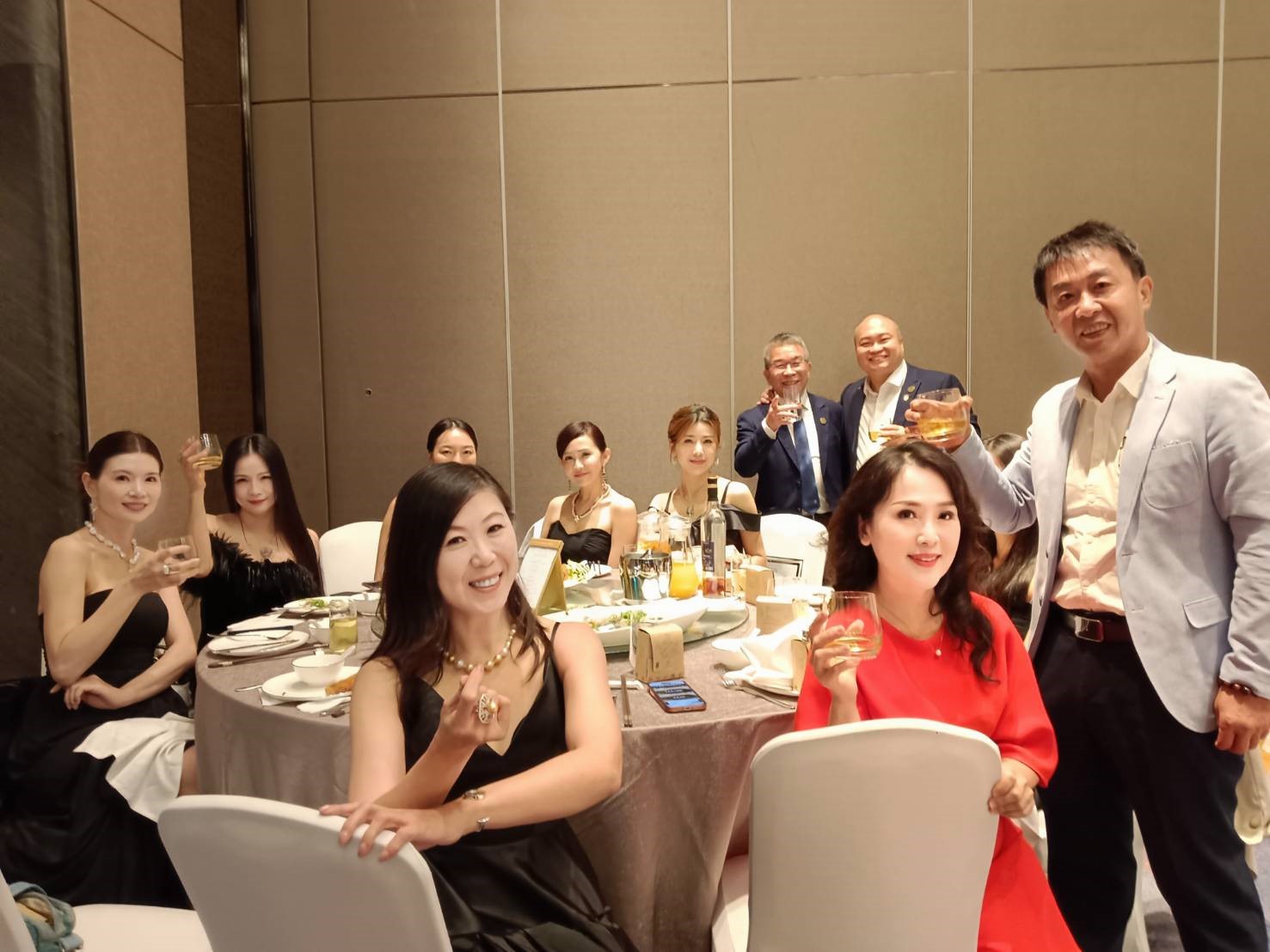 全球EMBA慈善珠寶晚宴圓滿落幕 珠寶藝術家吳佳楨作品公益珠寶走秀 攜手青葉國小傳遞教育希望 全球EMBA慈善珠寶晚宴圓滿落幕 珠寶藝術家吳佳楨作品公益珠寶走秀 攜手青葉國小傳遞教育希望