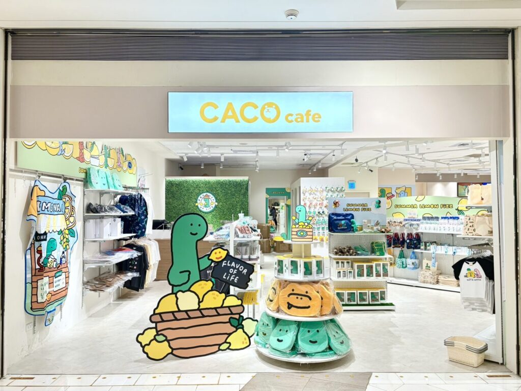 CACO_cafe_攜手全球人氣_IP_JOGUMAN，以「檸檬果園午後時光」為主題打造期間限定主題空間。（圖／夢時代提供）