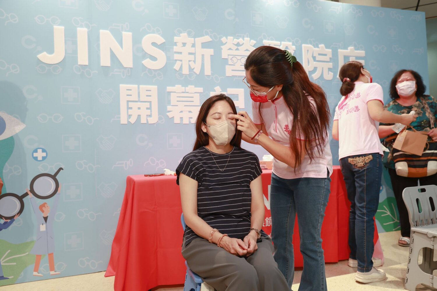 JINS在開幕首日特別舉辦「免費眼部按摩服務」，展現疼惜在地民眾的用心和貼心。