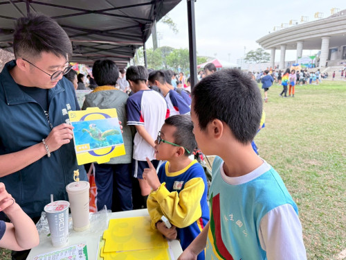 又有遊客摸海龜遭海巡移送 屏縣府呼籲民眾共同守護海龜避免觸法 又有遊客摸海龜遭海巡移送 屏縣府呼籲民眾共同守護海龜避免觸法