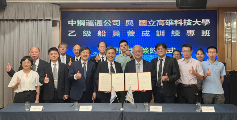 中鋼運通公司董事長黃一中(前排左四)與國立高雄科技大學副校長俞克維(前排右四)，今(715