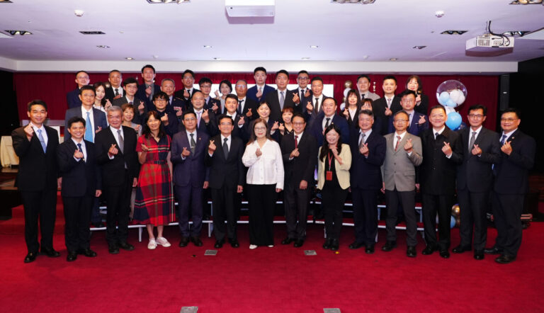 圖1_海委會主任委員管碧玲與115年28位模範人員合影_0