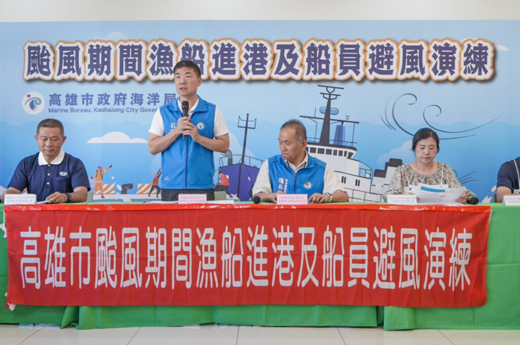 圖2. 海洋局局長石慶豐下達狀況模擬外籍船員上岸避風作業流程。