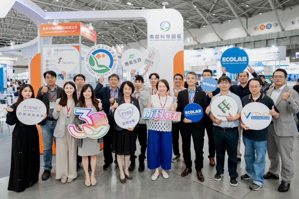 圖二、南科管理局鄭秀絨局長（第1排左5）親臨展場支持園區廠商