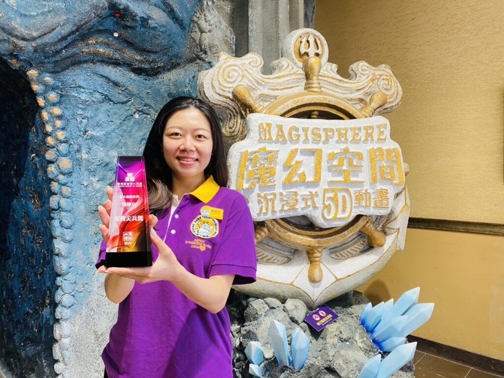 從工廠包裝員到樂園舞台　28歲女孩用笑容獲服務尖兵