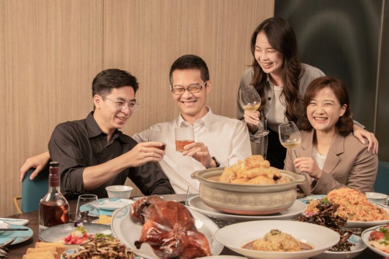 湛露中餐廳 主廚張守誠以一桌粵味桌宴，致敬父親深沉的愛。預訂包廂並點購指定桌菜，_