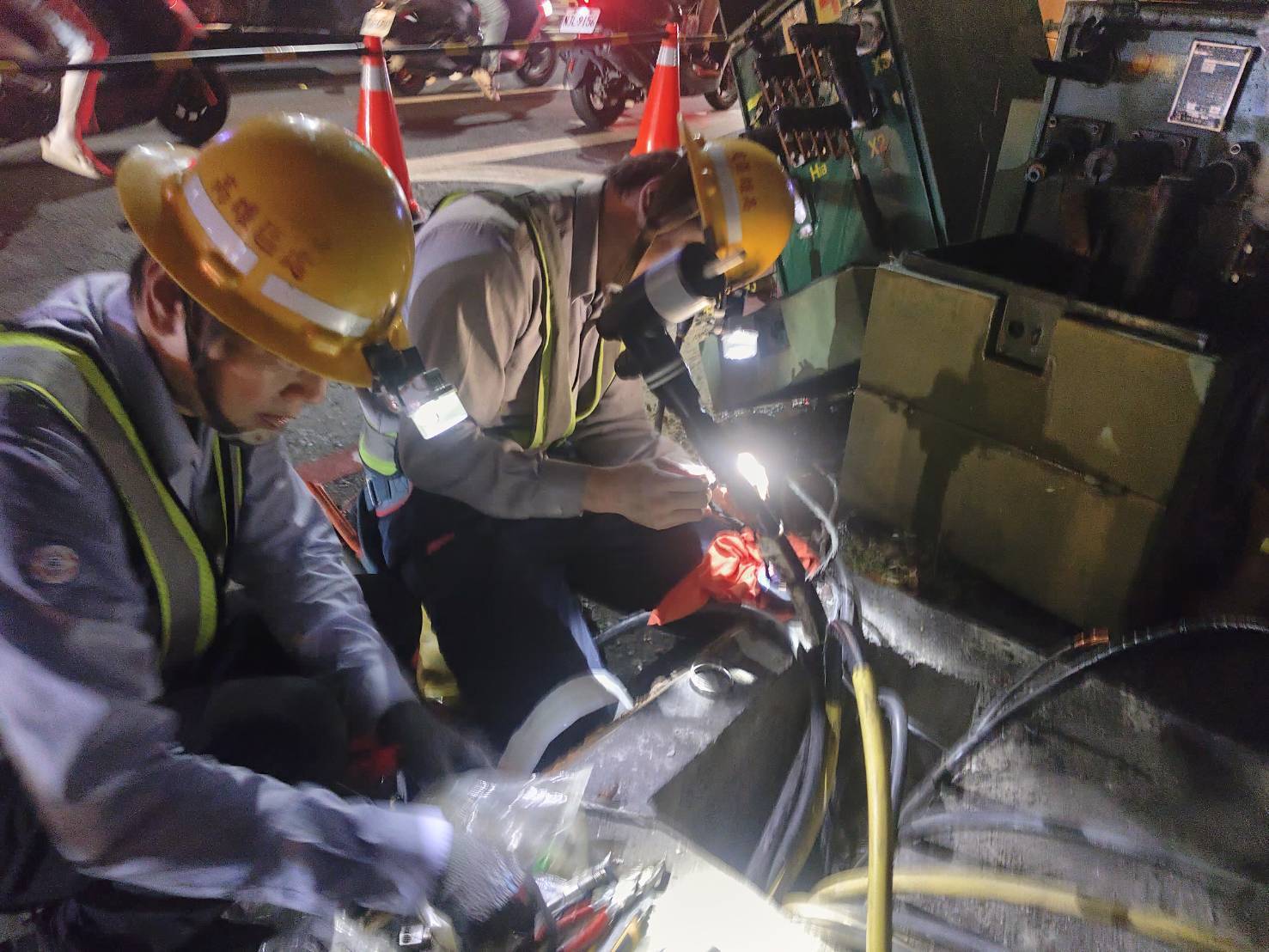 車禍造成三多二路以北一帶600戶停電 台電高雄區處加派人力搶修 車禍造成三多二路以北一帶600戶停電 台電高雄區處加派人力搶修
