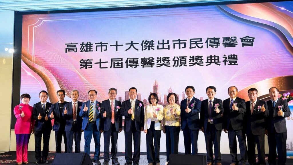 2026第七屆高雄市十大傑出市民傳馨獎頒獎典禮今日舉行，曹賜斌醫師（左五）榮獲「醫療