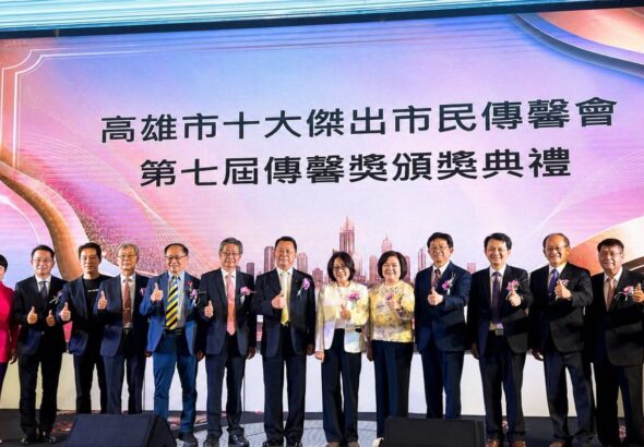 2026第七屆高雄市十大傑出市民傳馨獎頒獎典禮今日舉行，曹賜斌醫師（左五）榮獲「醫療