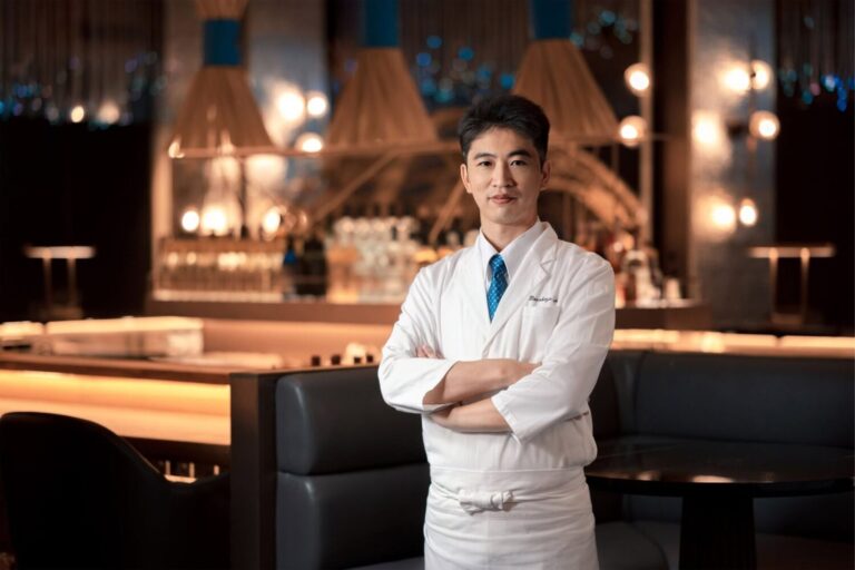 WA-RA_日式餐廳工藤將和料理長，師承米其林二星主廚，恪守日式料理「究極時旬」的信念，演繹食材當令的純粹風味。