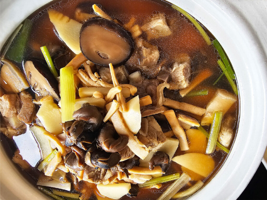 「開桌啦！翰你一起呷辦桌！」其中一道菜色魷魚螺肉蒜