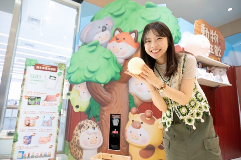 現場還備有「大扭蛋機」讓粉絲試試好手氣！（圖／夢時代提供）