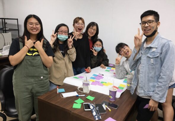 高科大謝淑玲特聘教授(右四)與學生課堂互動，透過創意教學啟發學生潛能，探索知識與實
