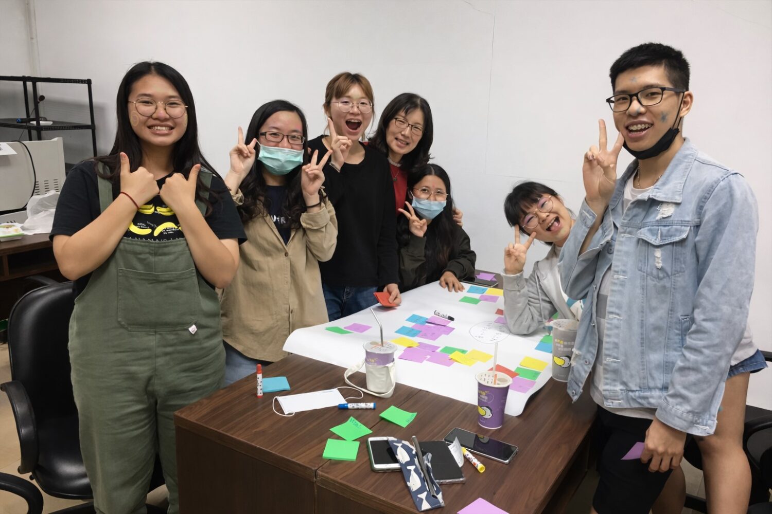 高科大謝淑玲特聘教授(右四)與學生課堂互動，透過創意教學啟發學生潛能，探索知識與實