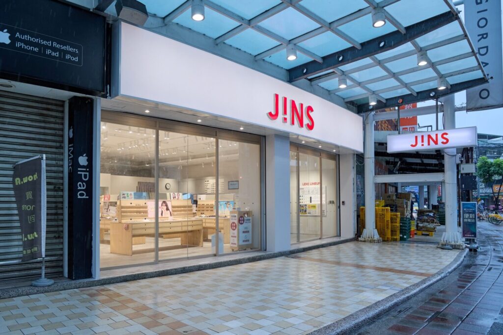 JINS蘆洲佳瑪店盛大開幕，消費滿3000元就送網格購物袋，搭配週年慶滿千折百更優惠！