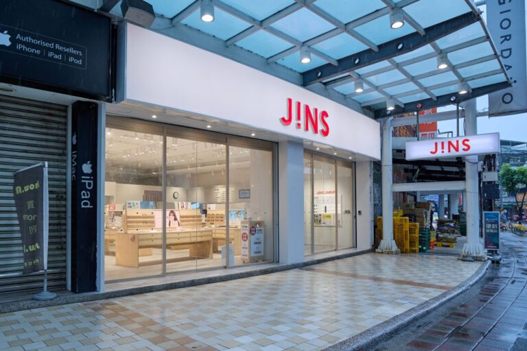 JINS蘆洲佳瑪店盛大開幕，消費滿3000元就送網格購物袋，搭配週年慶滿千折百更優惠！