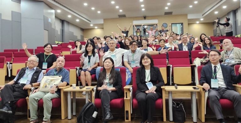 「航向永續海洋：談開發與變遷中的海域及科學、政策與保育」國際論壇大合照(前排左1為