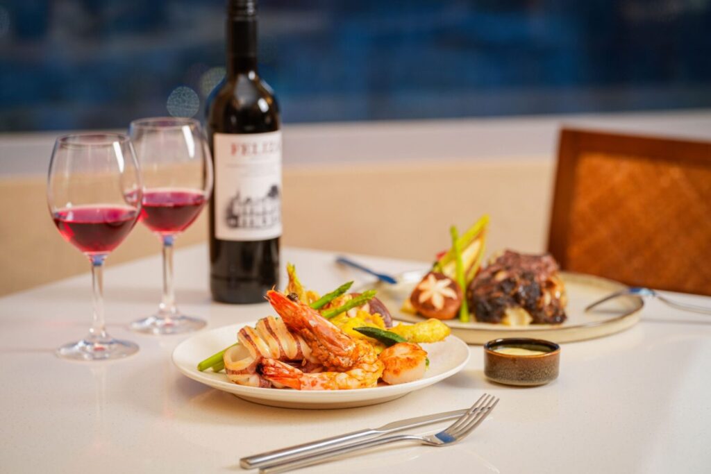 【新聞照4-1】Cozzi THE Roof餐廳即日起至10月31日規劃週年慶餐飲優惠，AMAZZING CLUB會員於平日_
