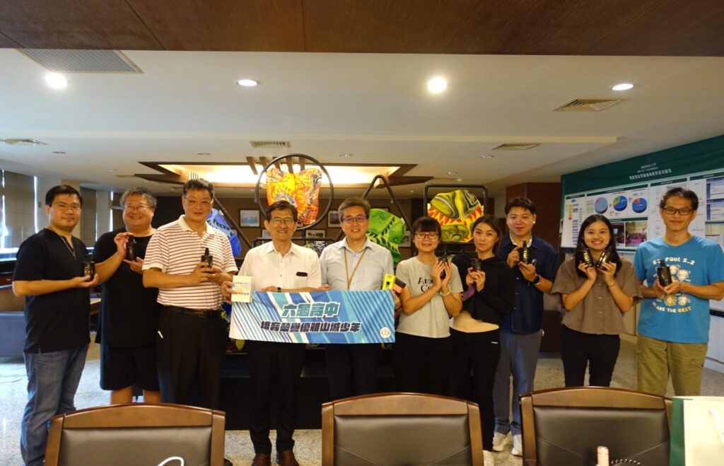 六龜高中校長楊茂青拜會樹德科大與校長王昭雄進行合照